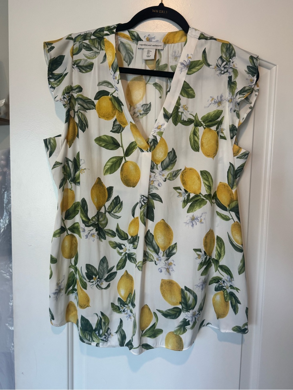 cupcakes & cashmere White Lemon Print V-Neck Cap Sleeve Blouse